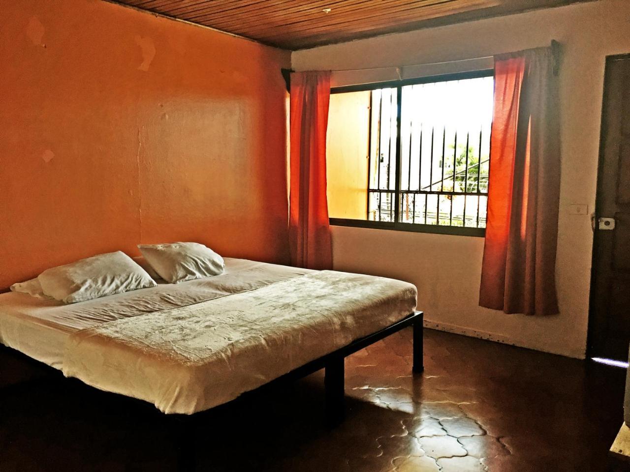 Hostel Trotamundos 阿拉胡埃拉 外观 照片