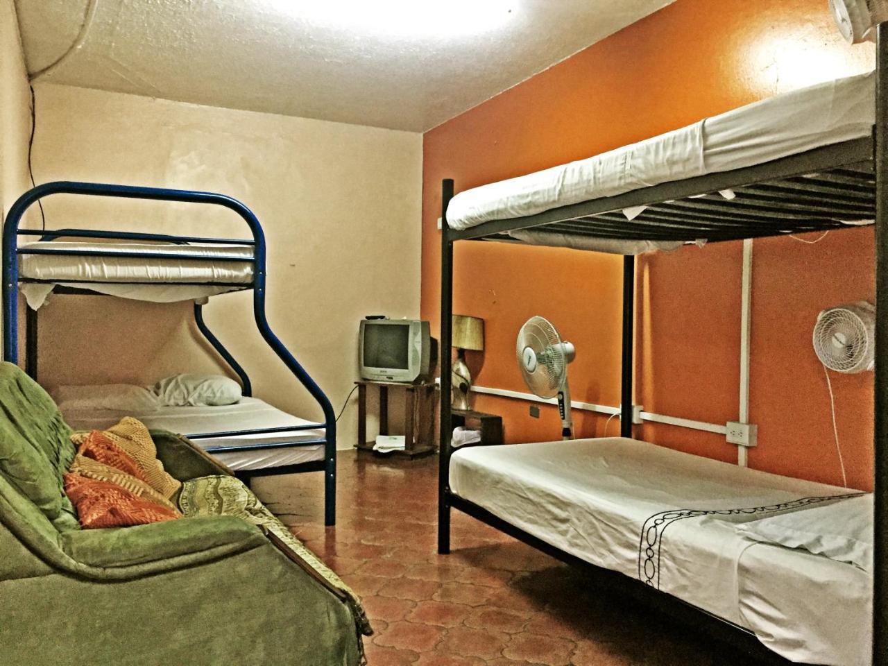 Hostel Trotamundos 阿拉胡埃拉 外观 照片